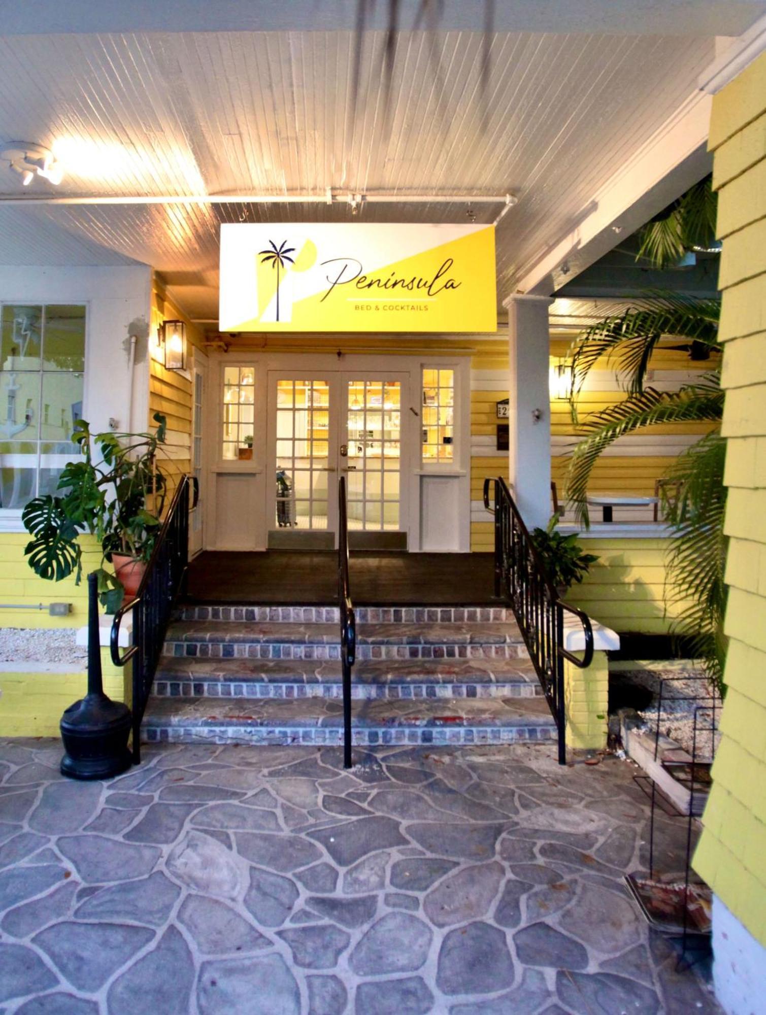 Peninsula Bed & Cocktails Hotel Гълфпорт Екстериор снимка
